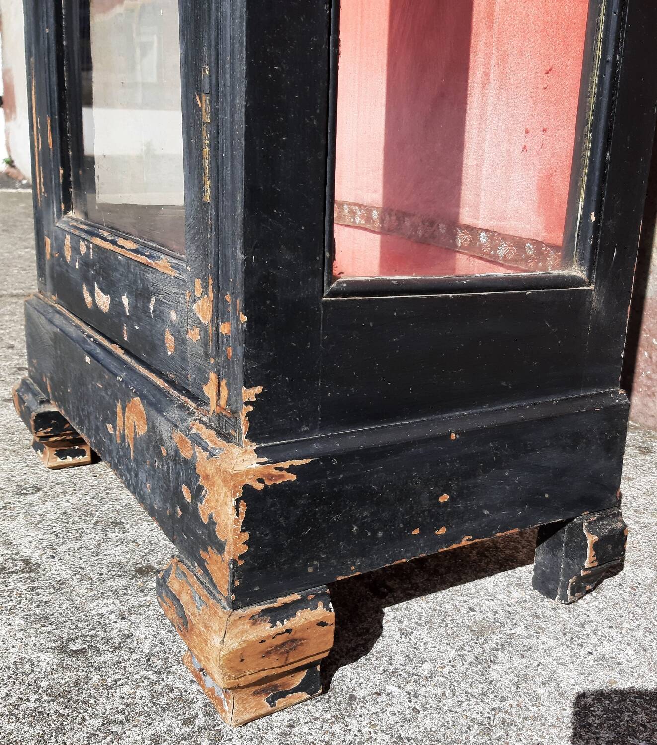 Museum display cabinet, 19th century. (Height 262 cm.)