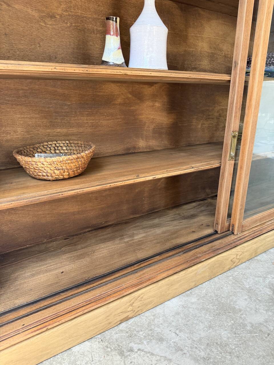 Enfilade vitrée en chêne, années 50