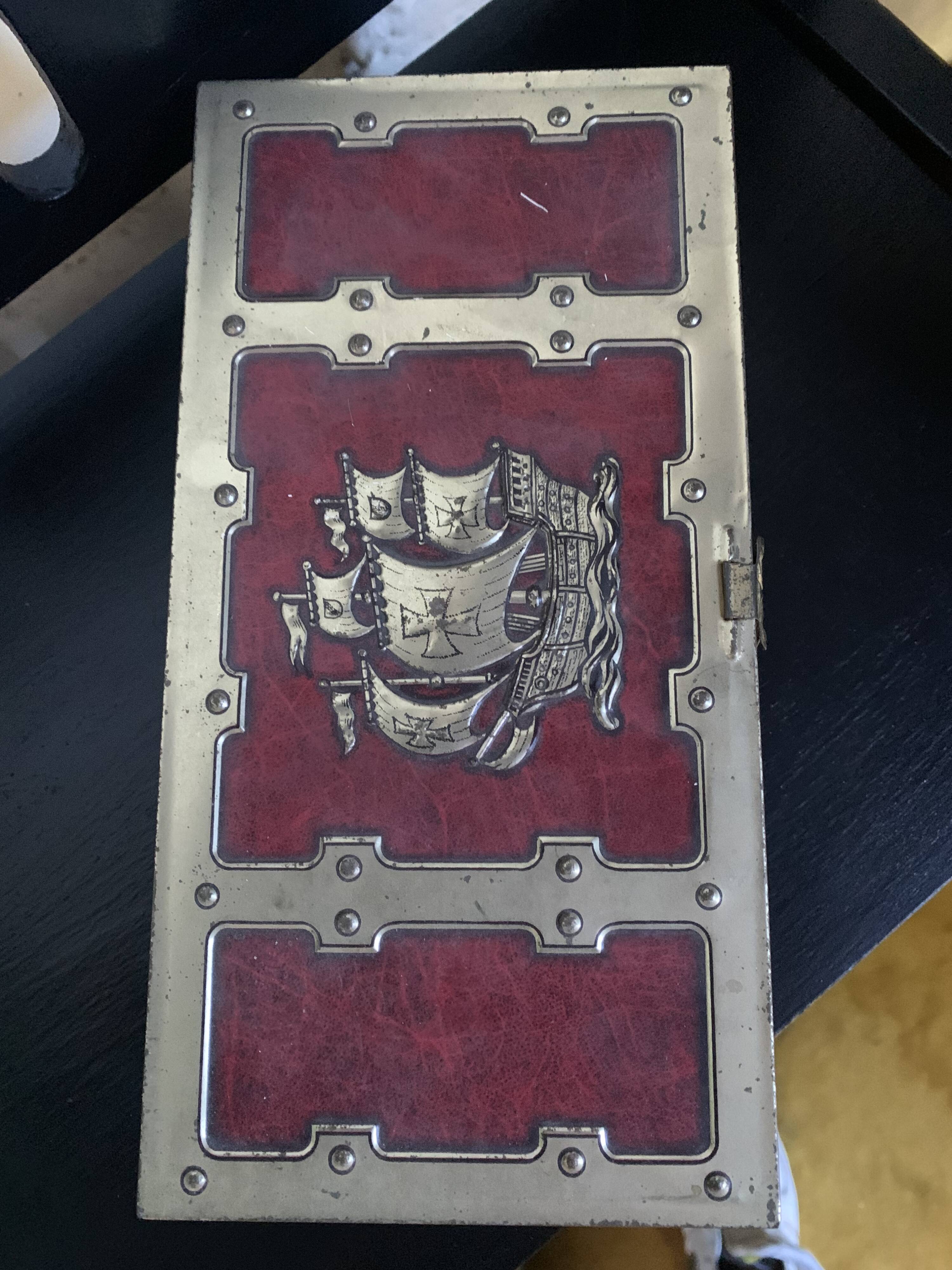 Boîte métal à décor de pirate