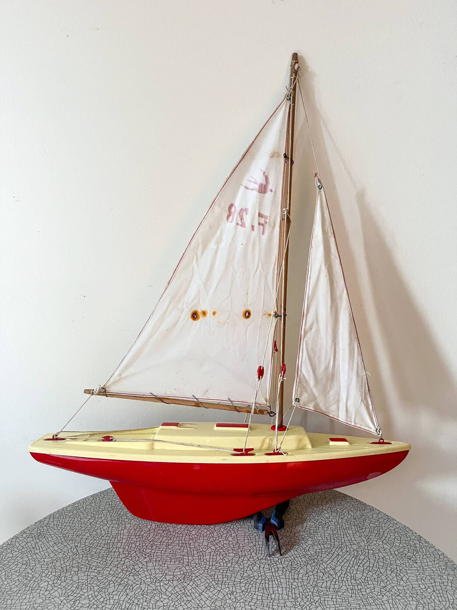 F28 VP50 basin sailboat from the French brand Giraud Sauveur.