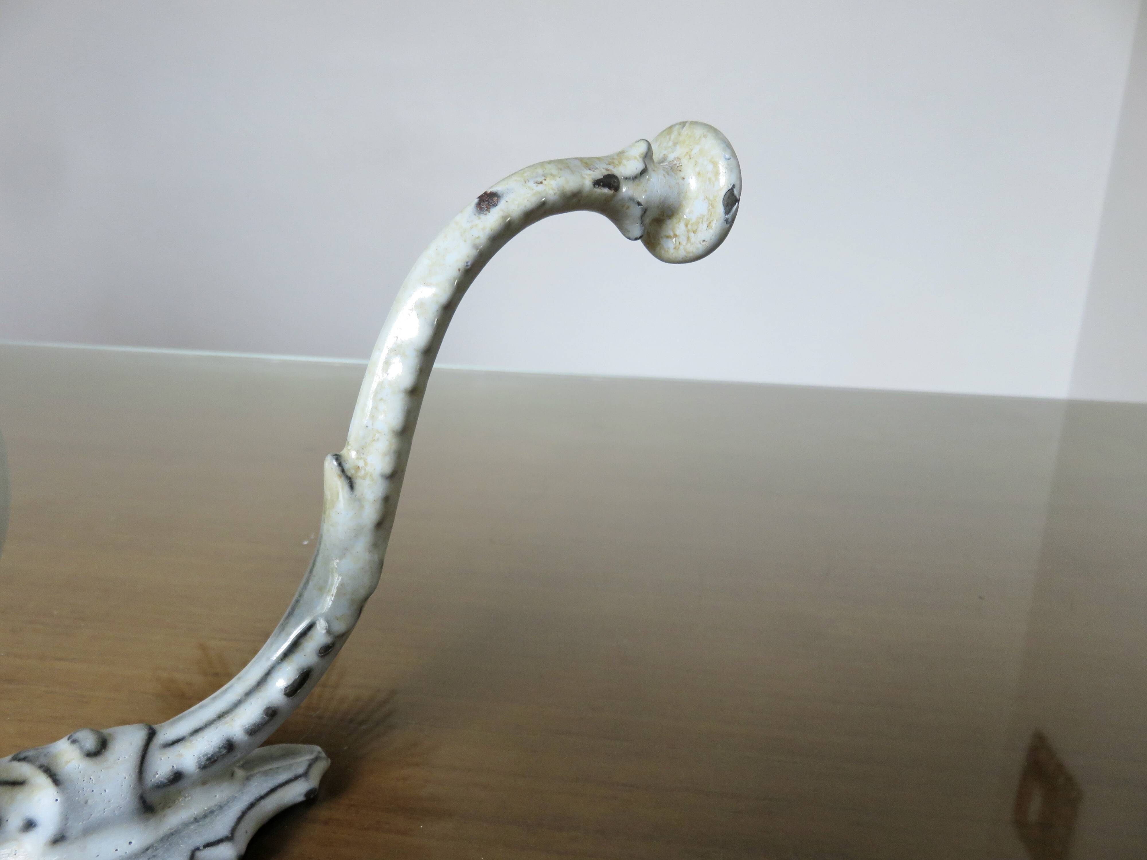 Paire de patères en fonte émaillée, 19ème