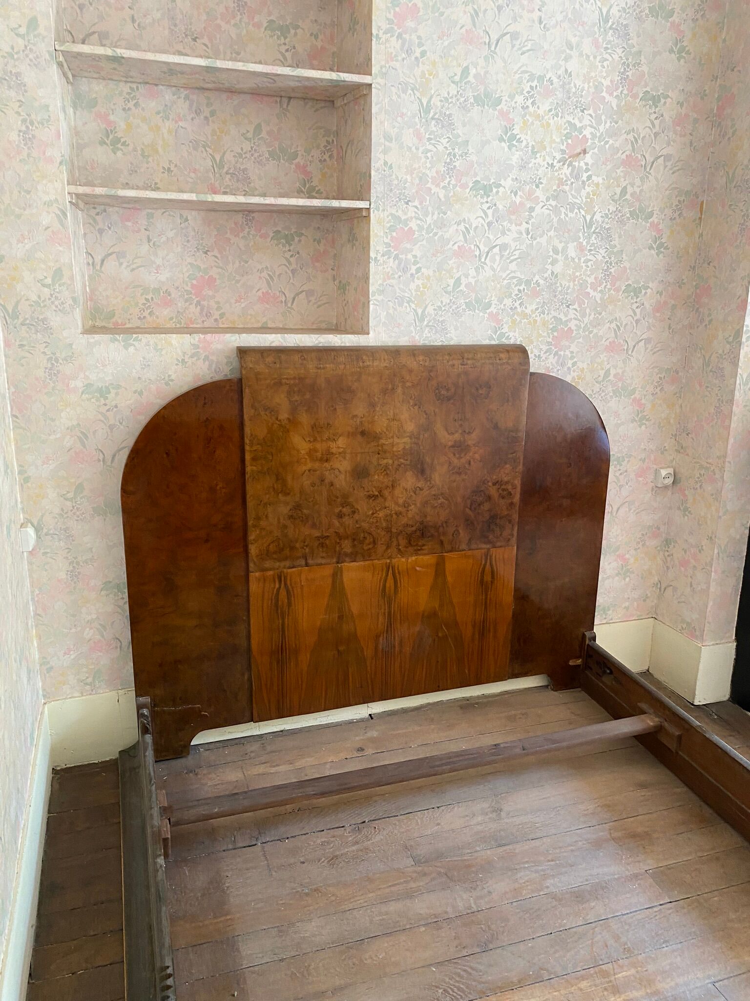 Art deco bed dating from the 30s in Ronce de Noyer
