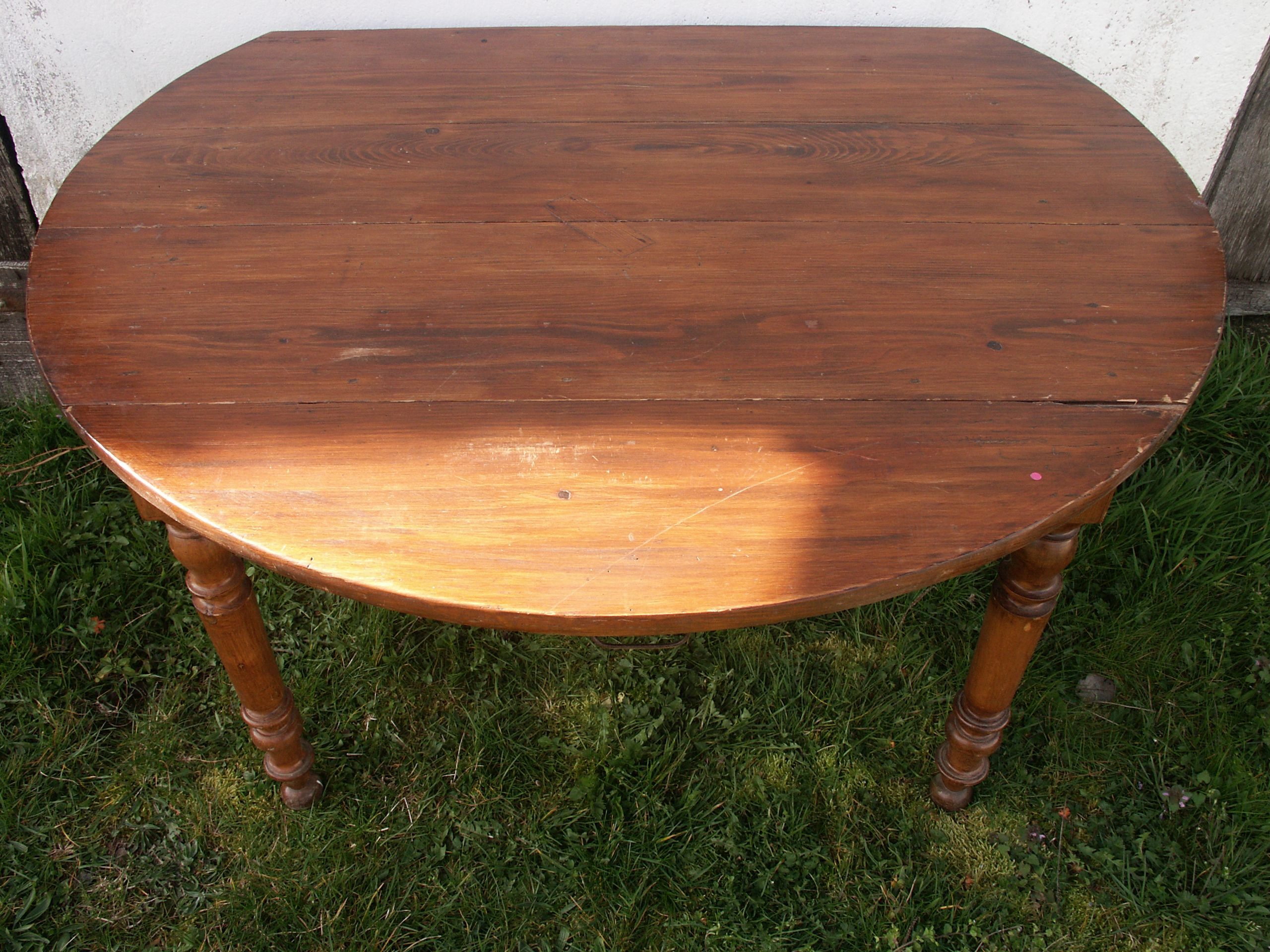 Round drop-leaf table in beech and pine