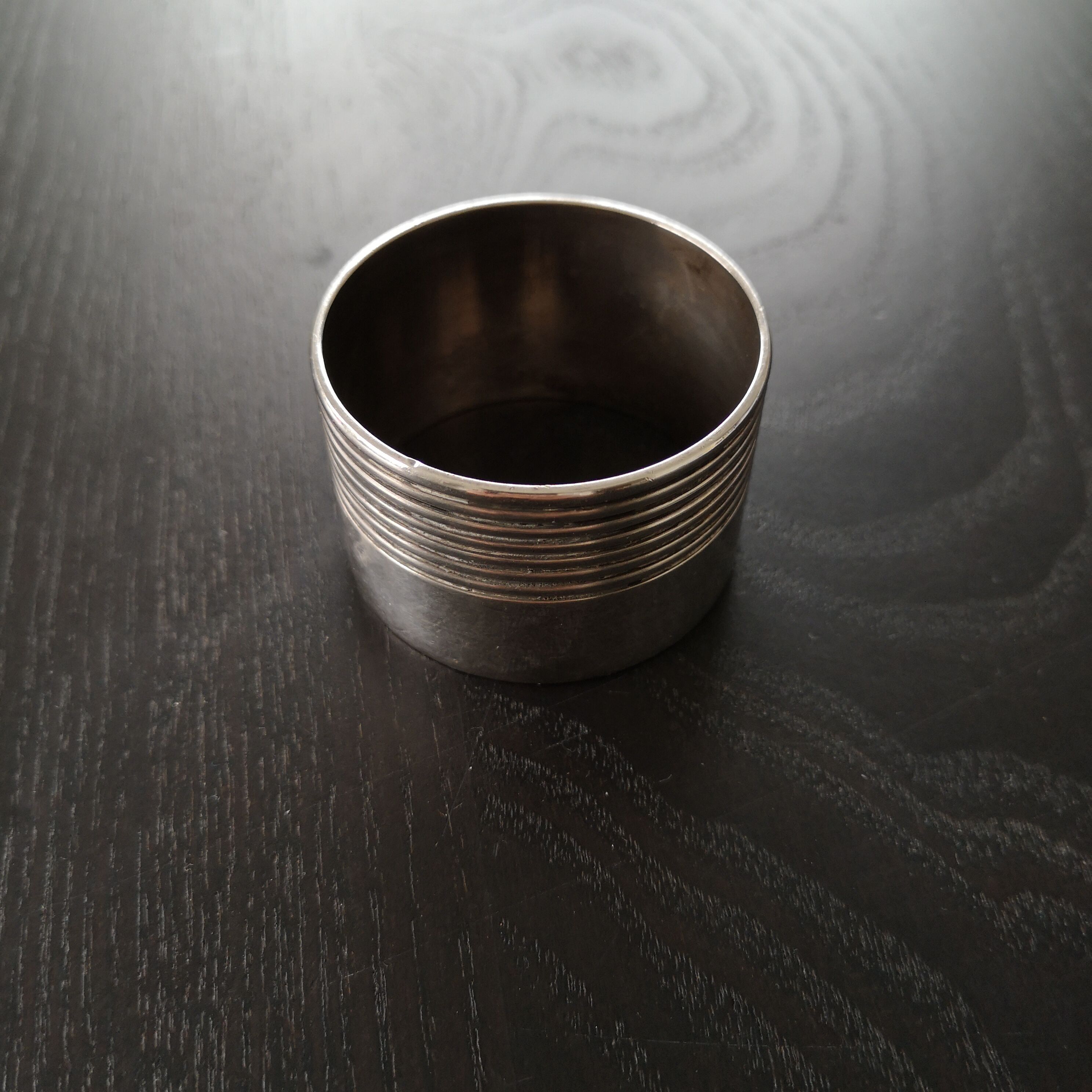 Silver metal towel round