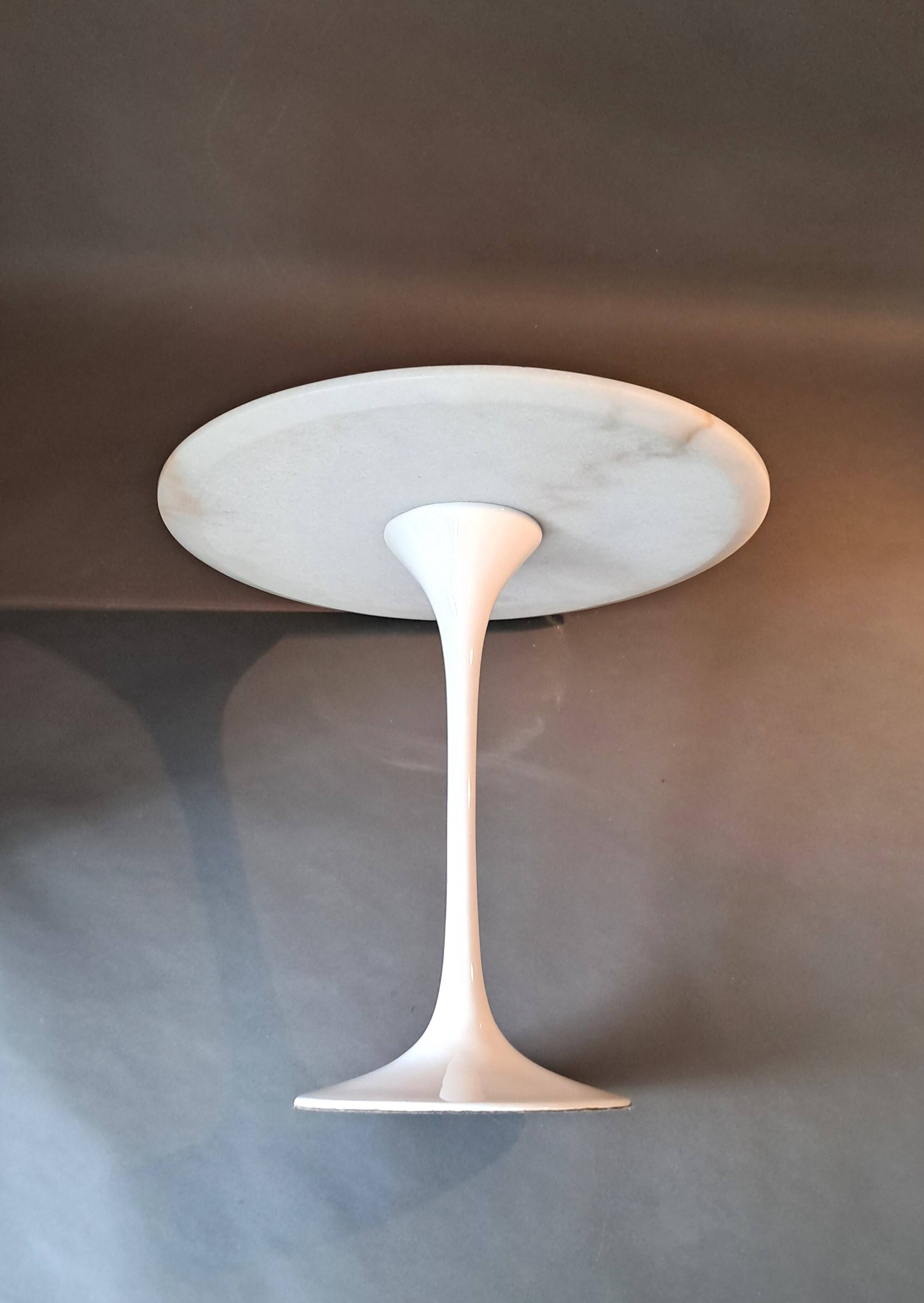 Tulip pedestal table in veined white marble and cast aluminum base, 1970/1980