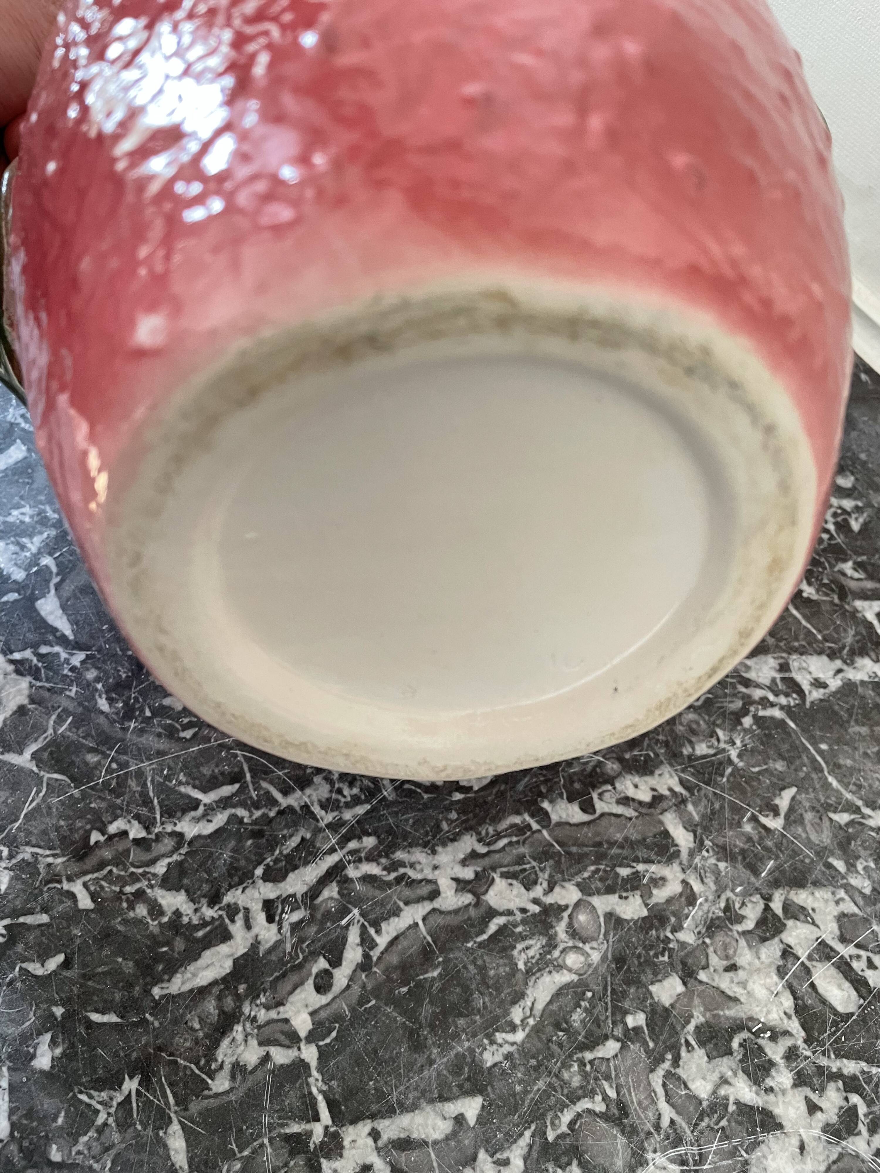 Strawberry-shaped slurry pitcher