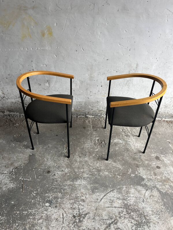 Ensemble de 6 chaises de salle à manger postmodernes — cadre en métal noir, accoudoirs en bois naturel et sièges en tissu gris foncé.