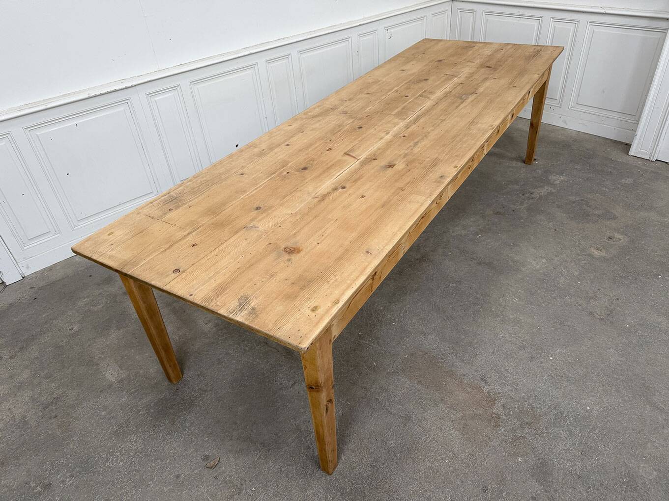 Large vintage table for 10 people.