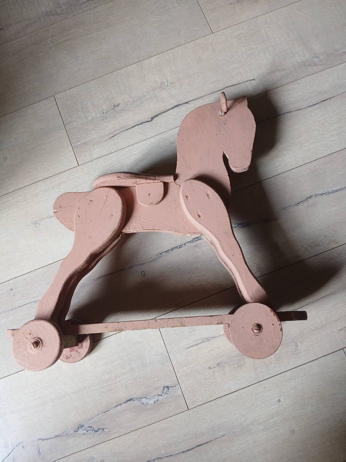 Cheval ancien en bois à roulettes