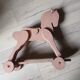 Cheval ancien en bois à roulettes