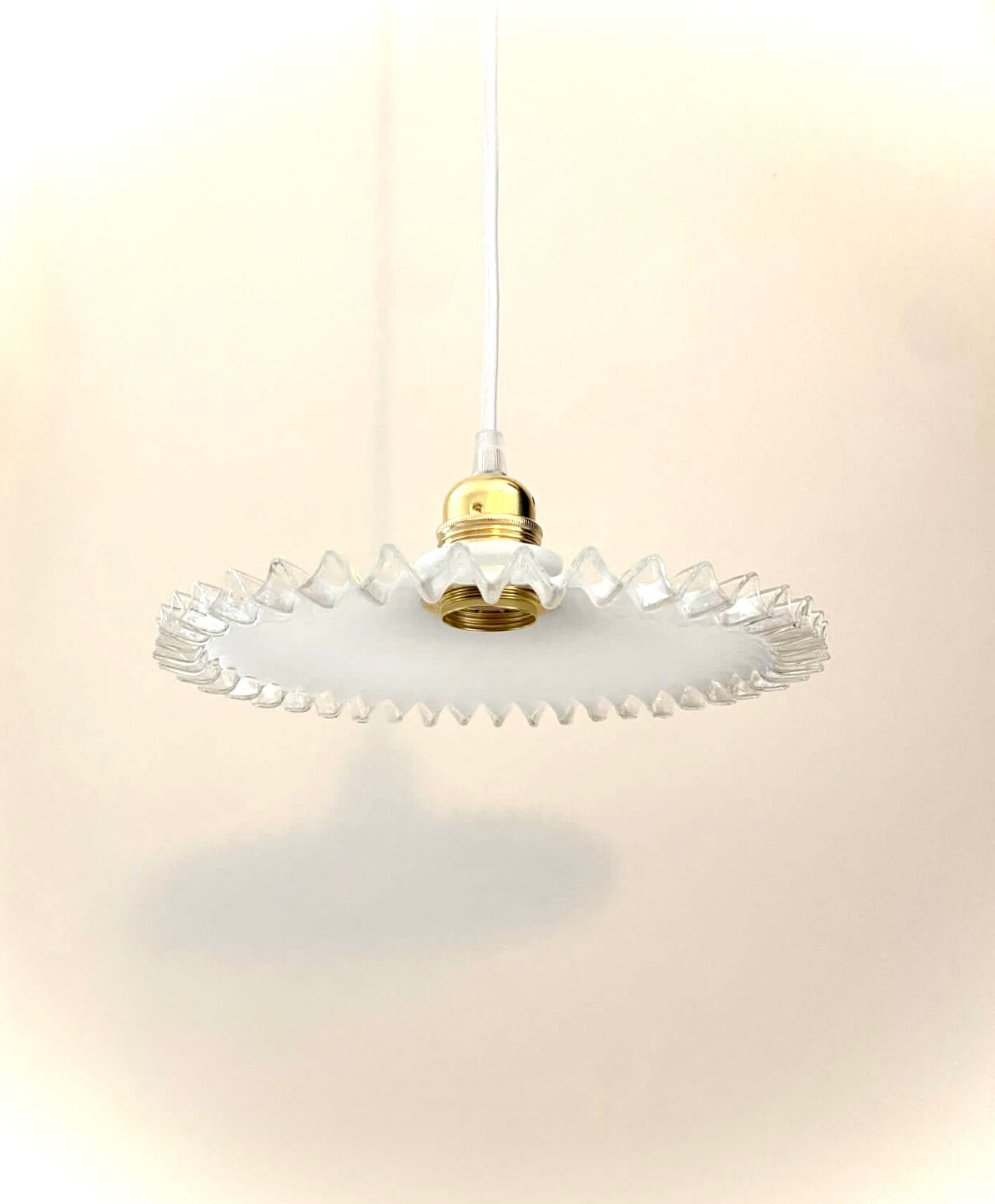 Crenellated opaline suspension