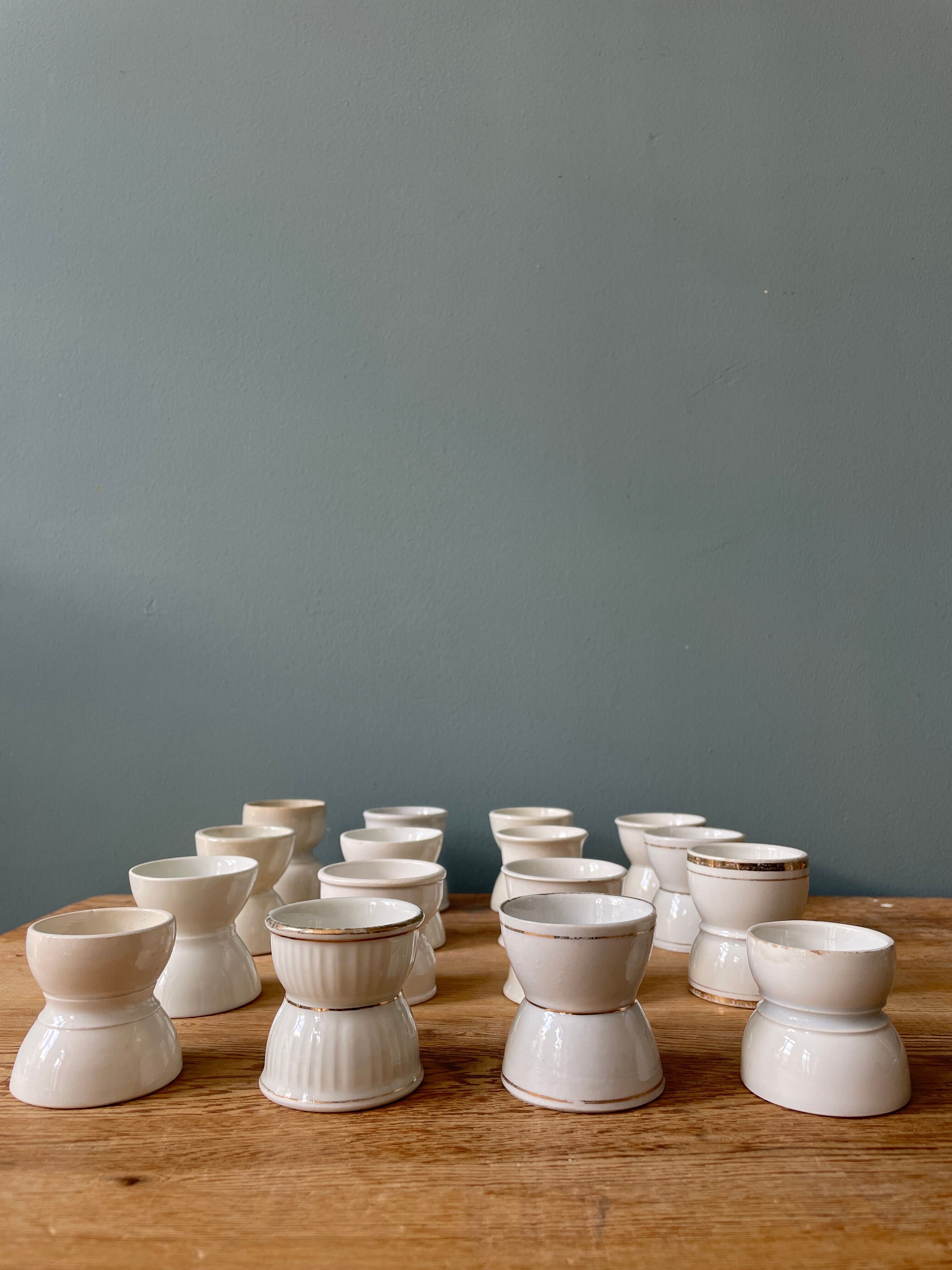 Lot de 16 coquetiers diabolo en porcelaine blanche