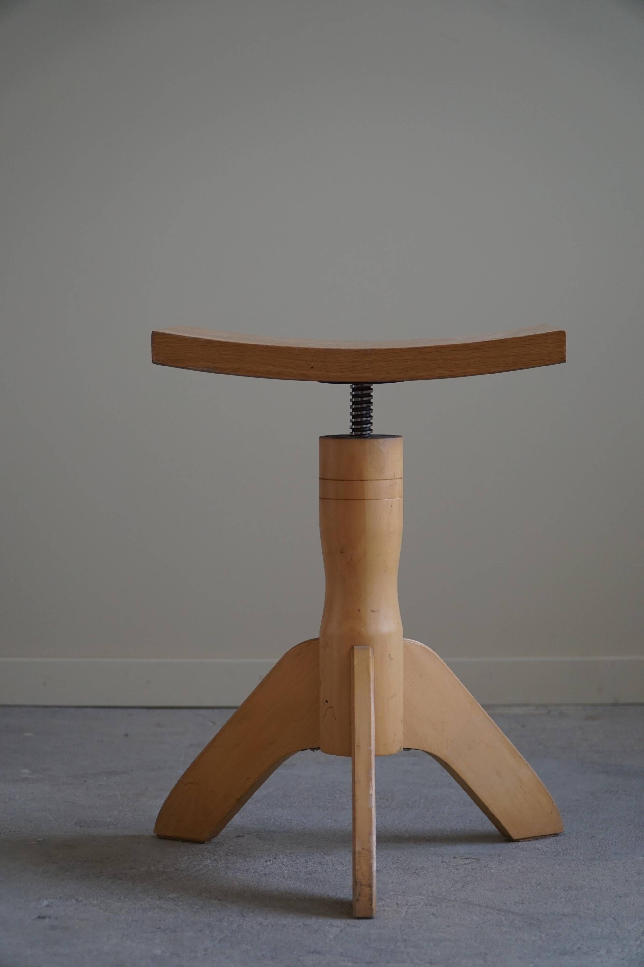 Swivelling tripod stool in elm, mid-century Danish design, 1970s.