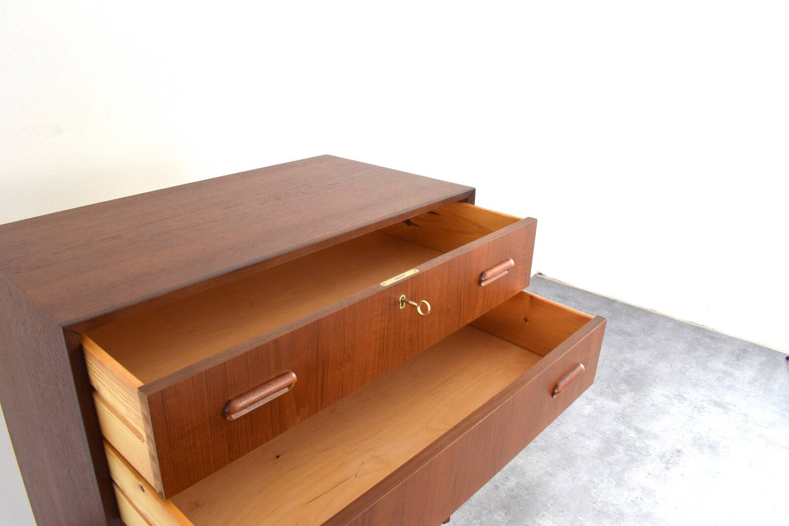 Commode en teck danois des années 1960.
