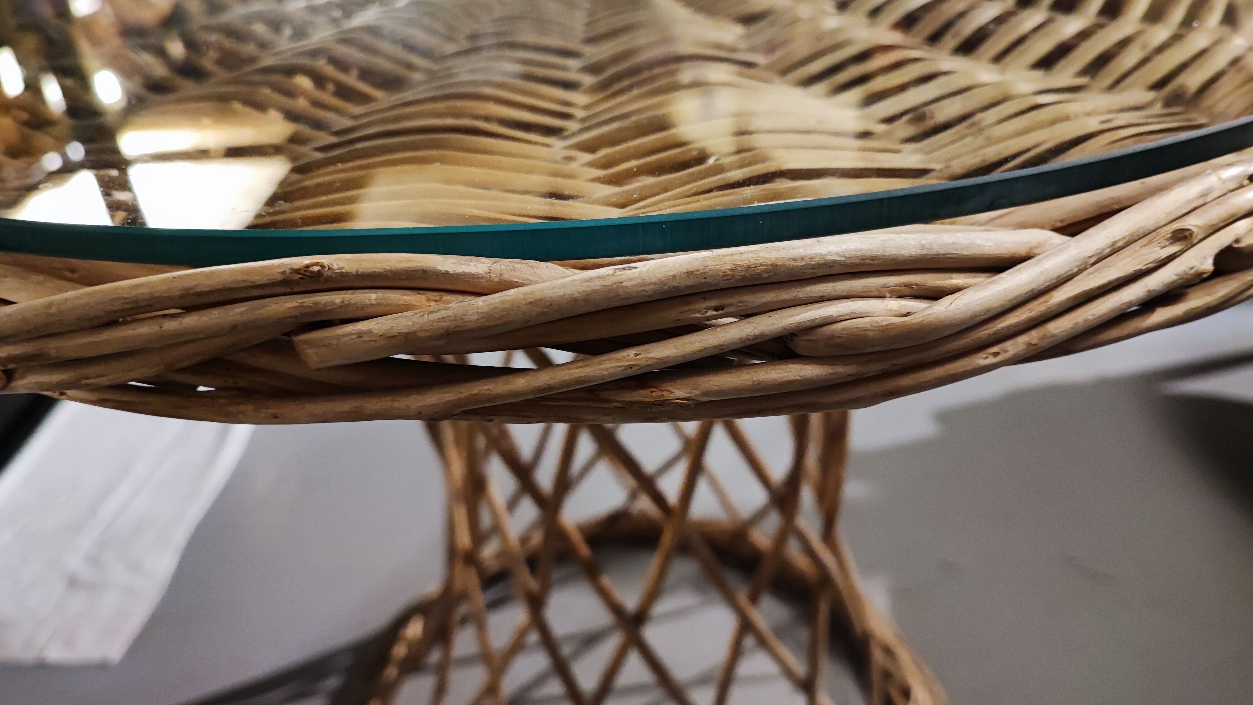 Round table in woven rattan pedestal table