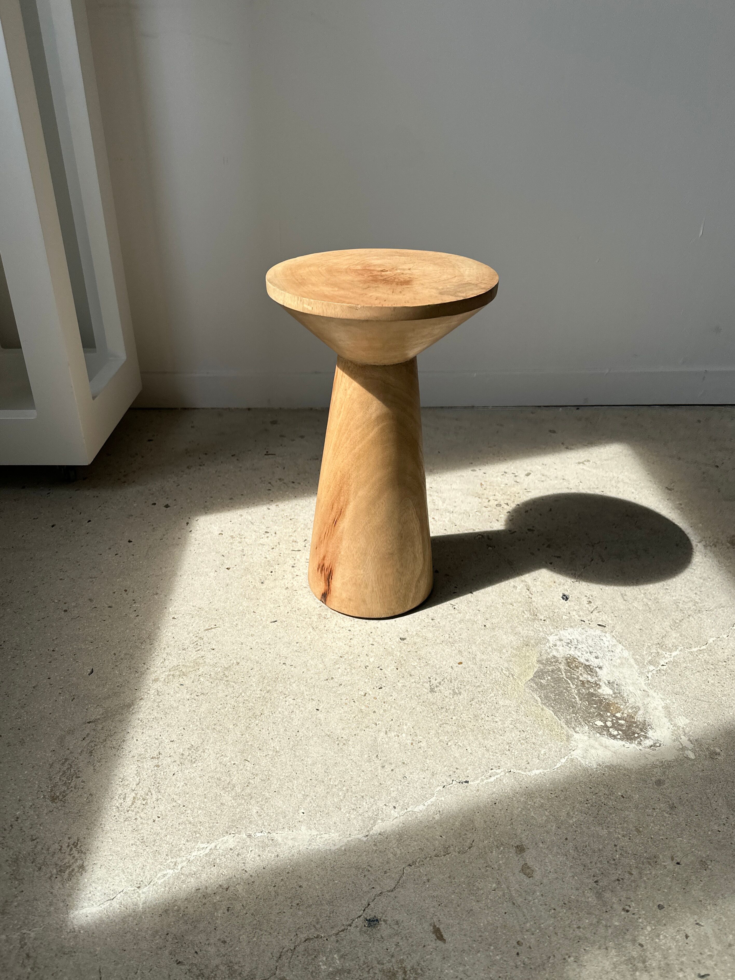 Side table, end of sofa in natural mango monoxyl conical tray H:50cm