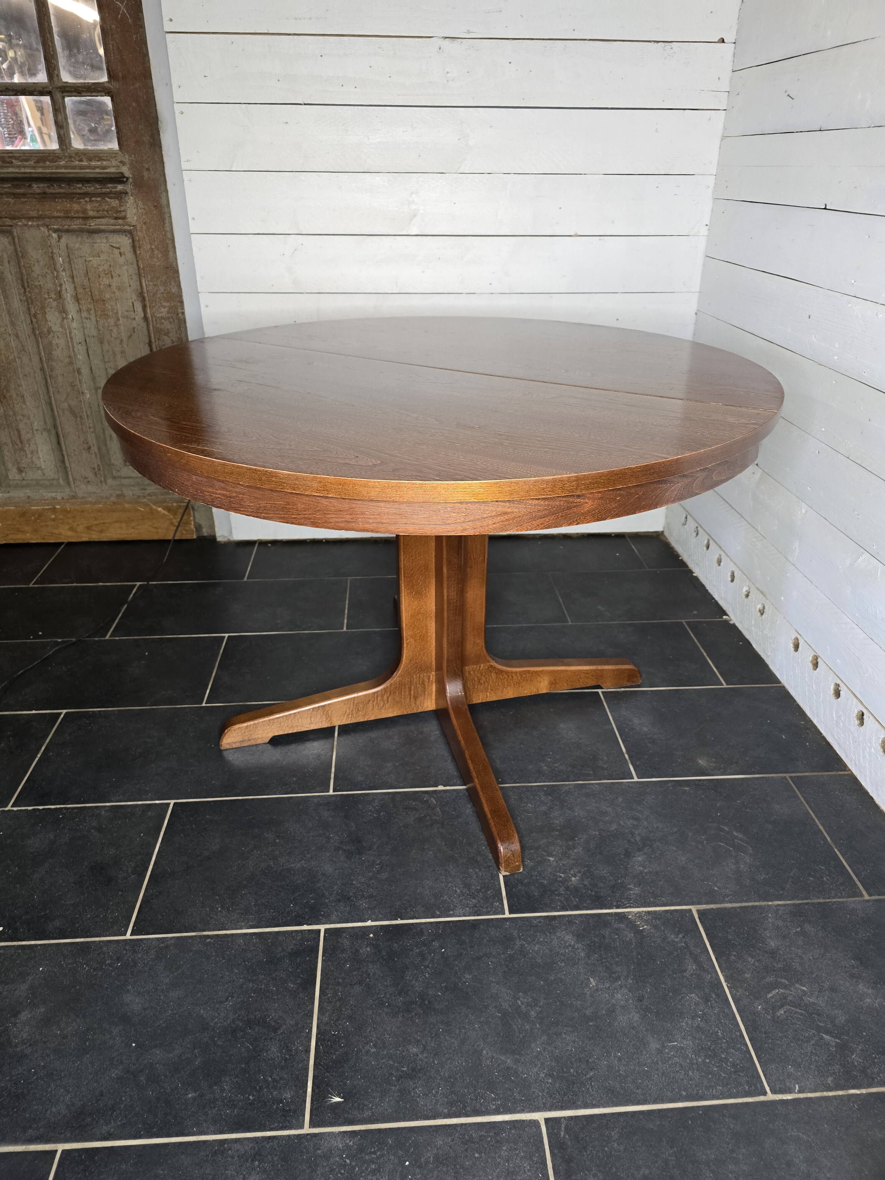 Vintage extendable round table from the 60s