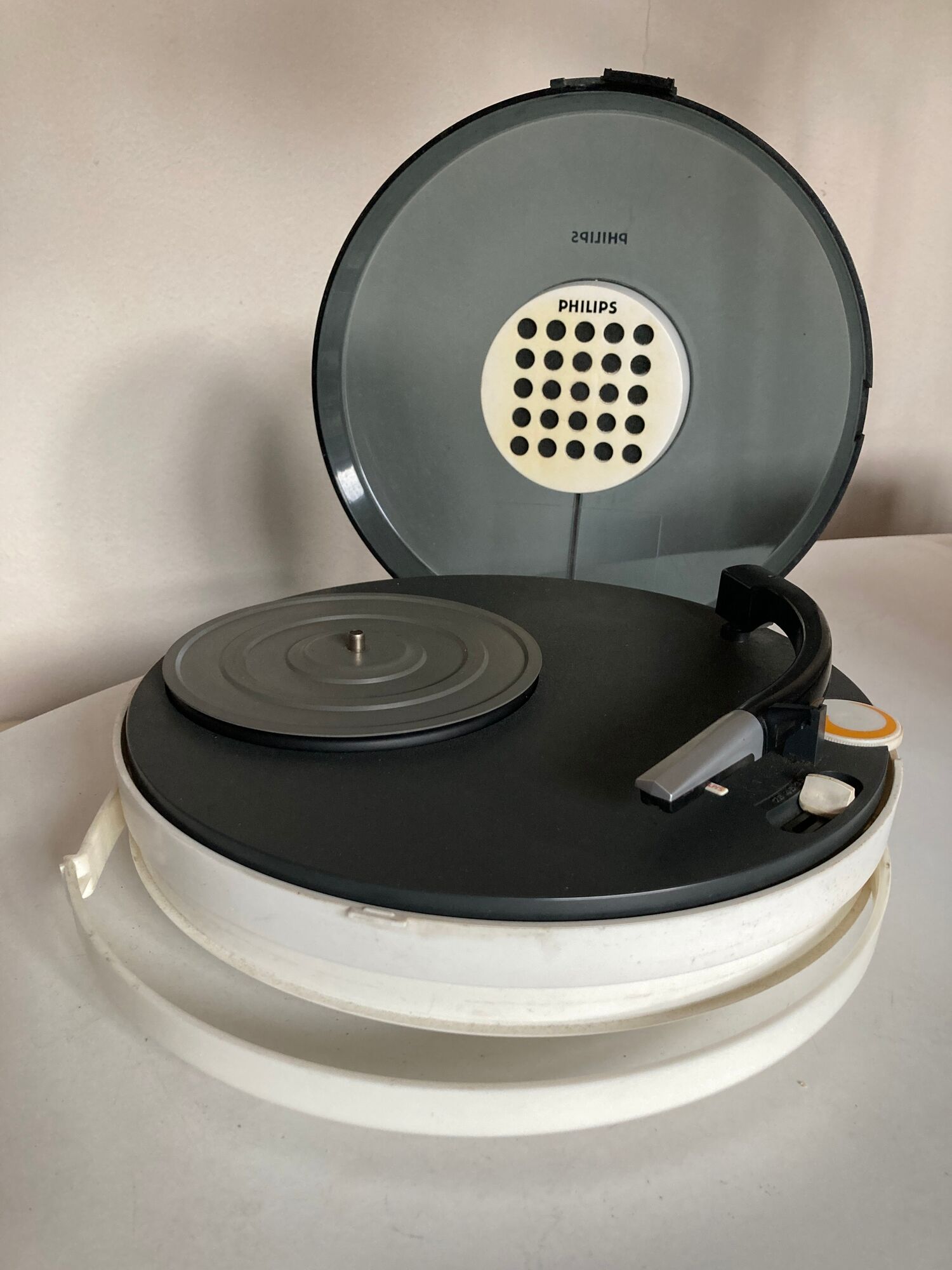 UFO Phillips portable platinum by Patrice Dupont turns Space Age 1969