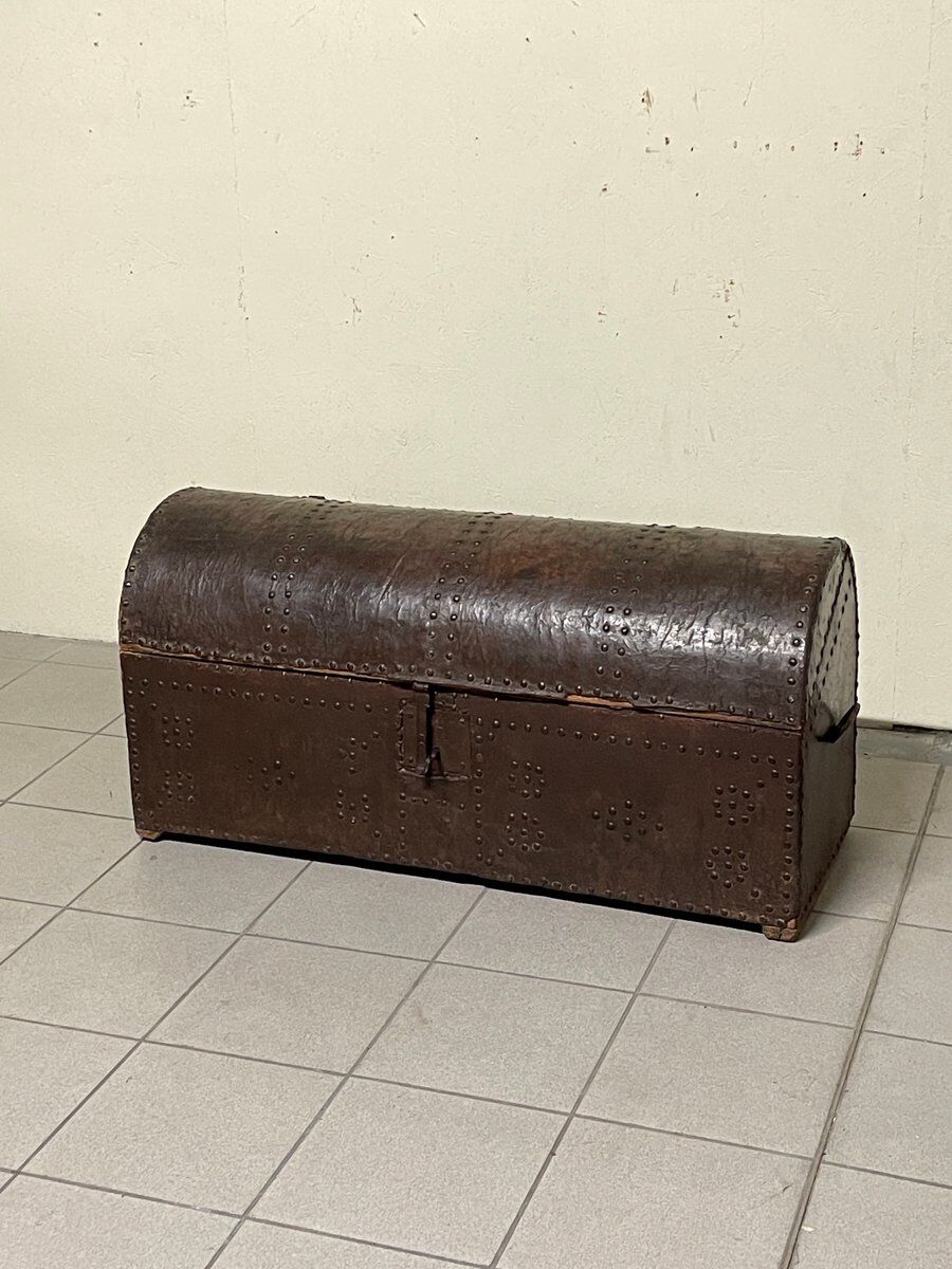 Antico baule da viaggio con borchie, XVIII-XIX secolo