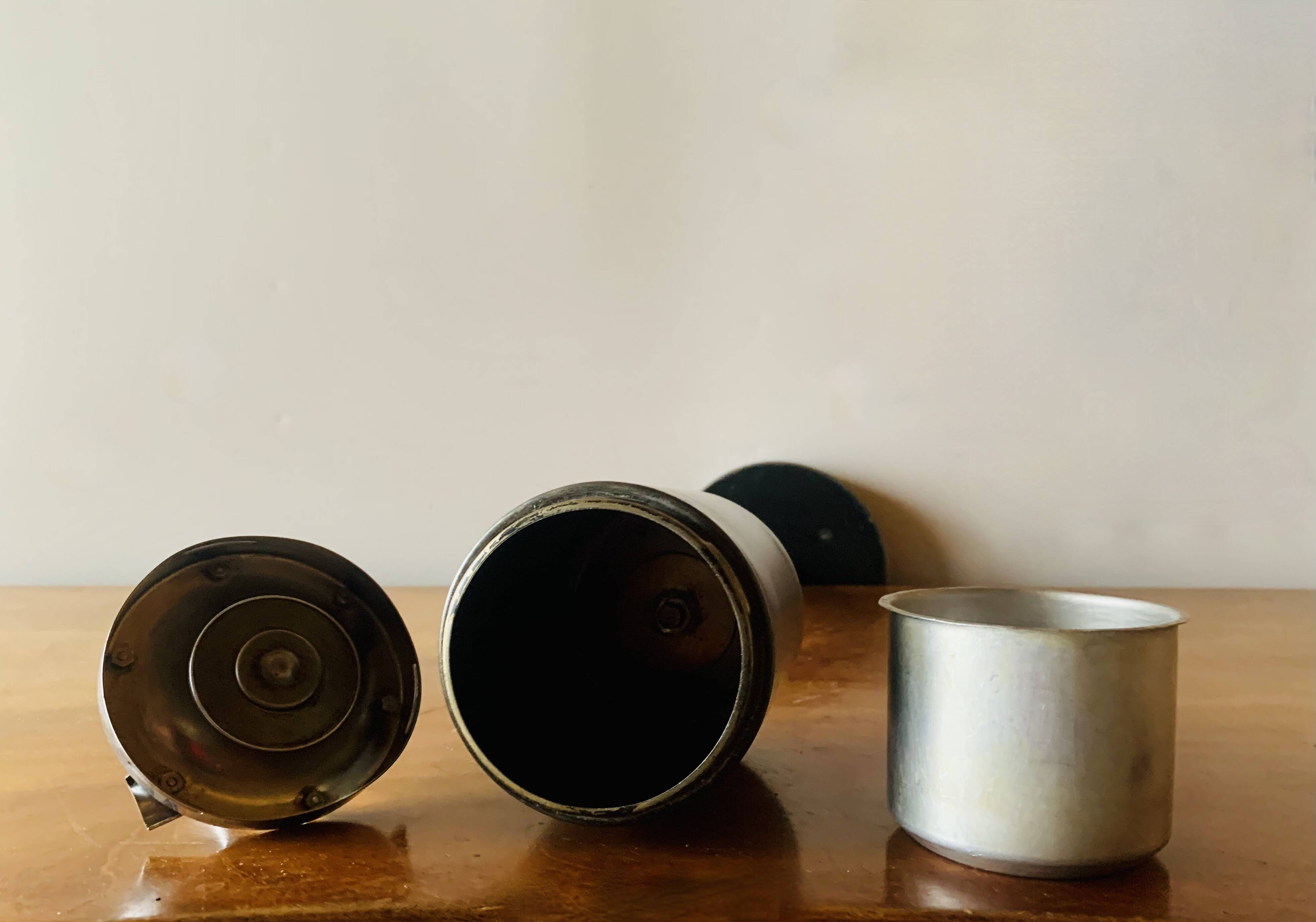 Vintage metal ashtray - push up