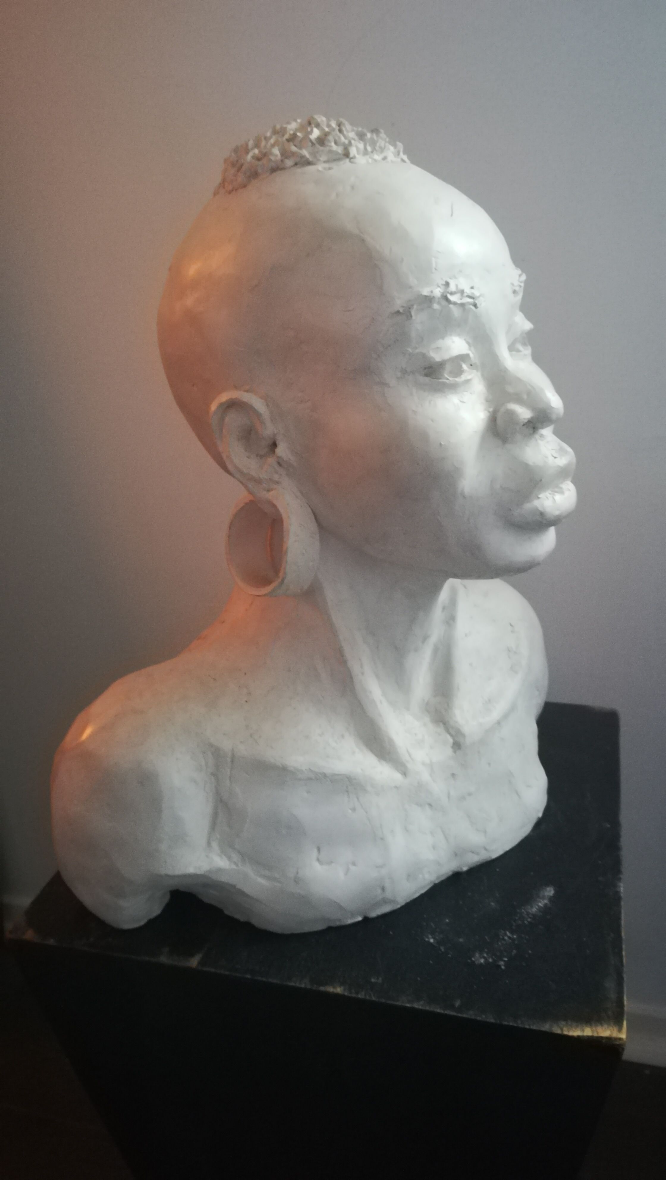 Buste de jeune africaine en plâtre patiné