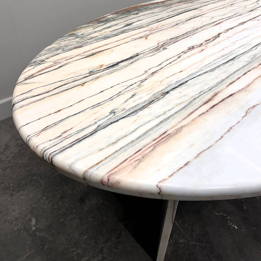 Grande table de salle à manger ovale en marbre Arabescato Rosso italien – années 1970, sculpture sur pierre