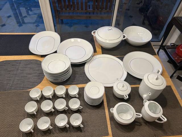 Bernardaud Limoges table service platinum model, 45 pieces