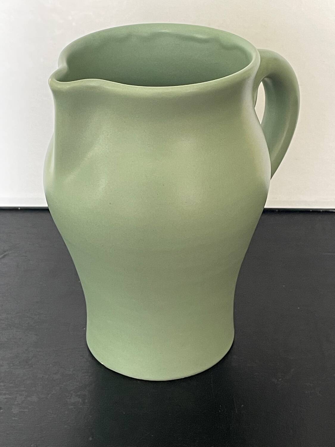 Pichet vert en céramique André Baud Vallauris