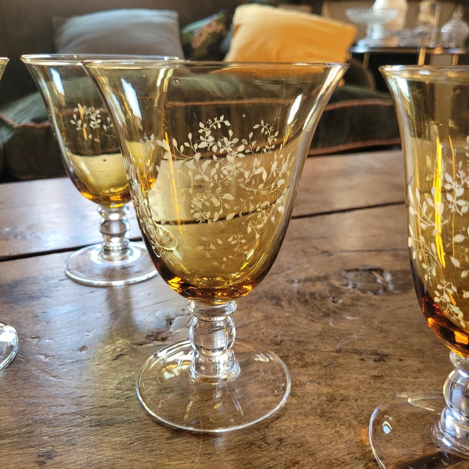 Lot de dix verres à pied ambrés gravés – années 1950
