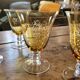 Lot de dix verres à pied ambrés gravés – années 1950