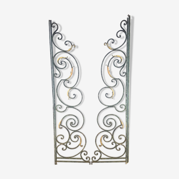 Wrought iron separation grid, décor of golden acanthe leaves