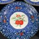 Suite de 10 assiettes à dessert en porcelaine signée à décor de fruits
