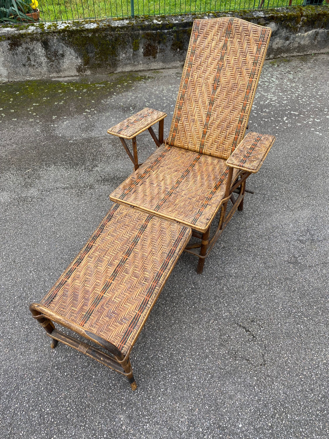 Wicker chaise longue