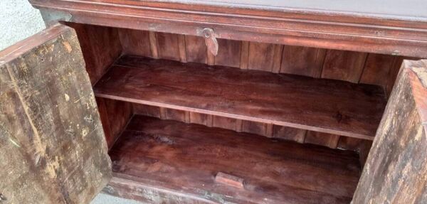 Buffet long en bois avec portes anciennes vertes