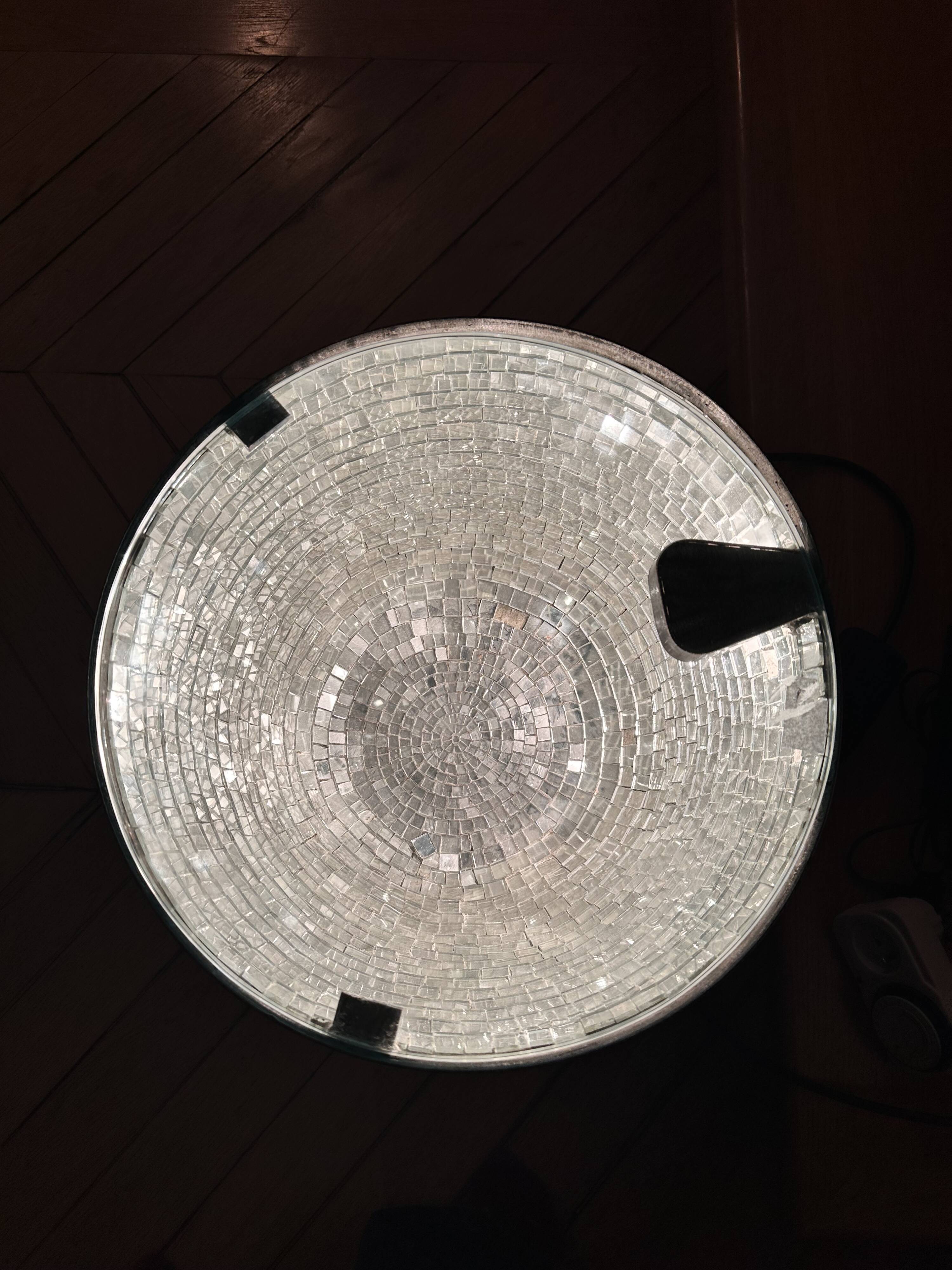 Table d’appoint lumineuse en métal brossé et miroir facetté
