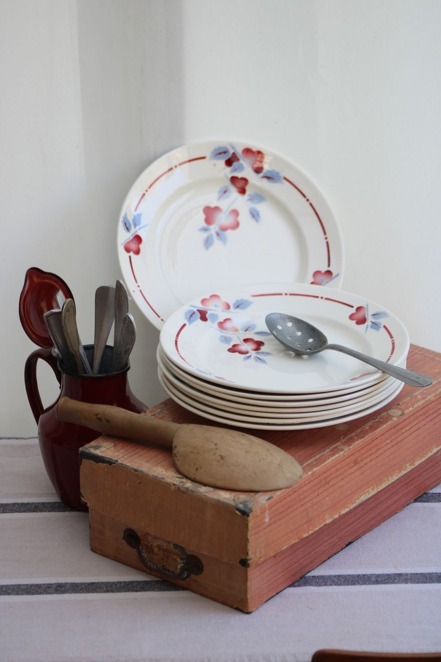 Set of 8 flat ceramic plates