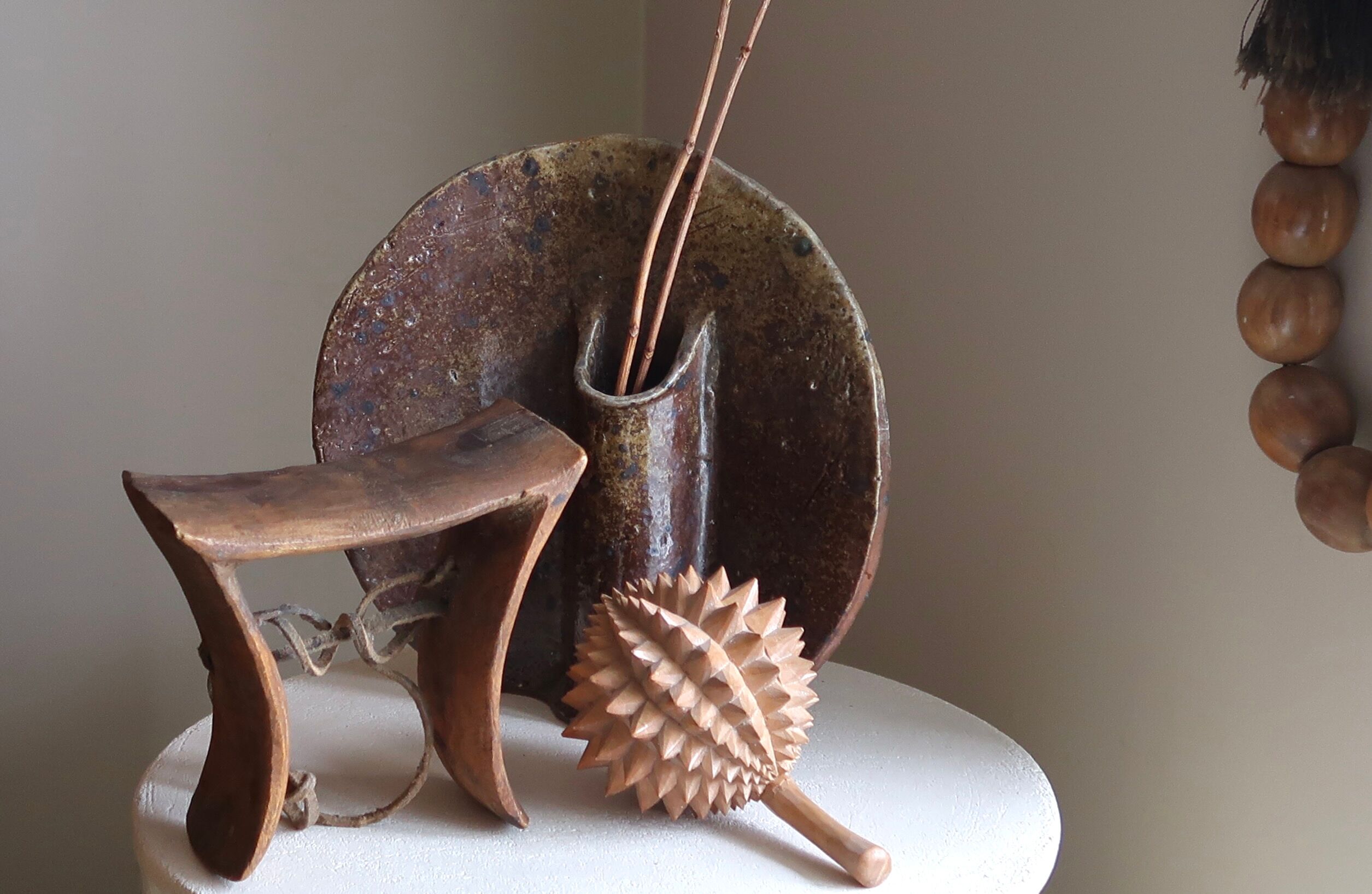 Repose tête africain en bois années 70