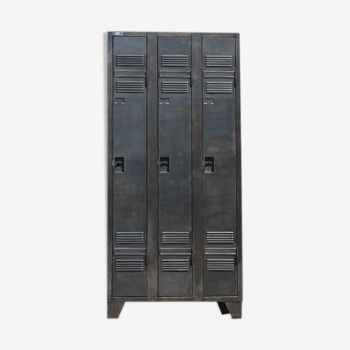 Acial triple metal locker