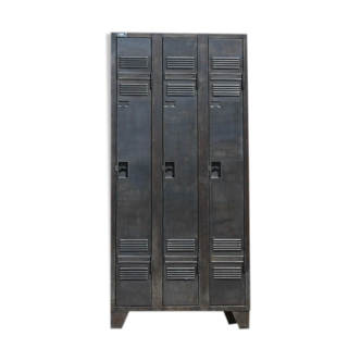 Acial triple metal locker