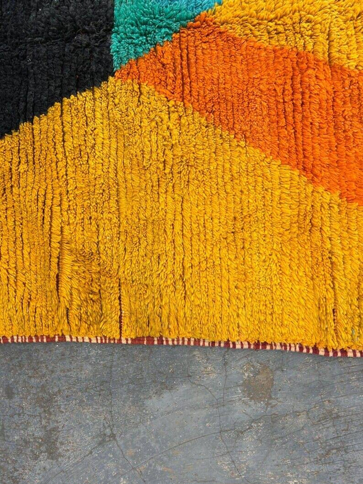 Handmade traditional Moroccan Berber rug size 150 x 250 cm