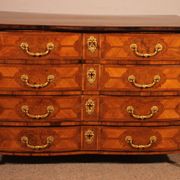 Mazarine chest of drawers from the early 18th century