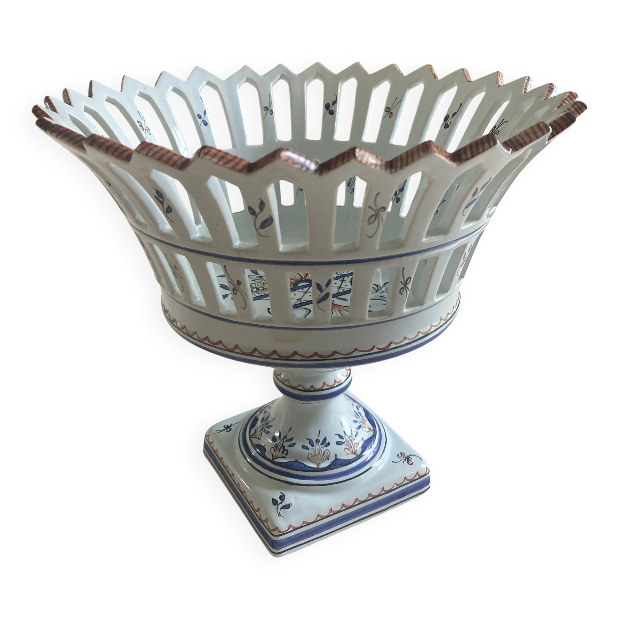 Coupe à fruits, corbeille ajourée en faïence de Malicorne, XXe siecle