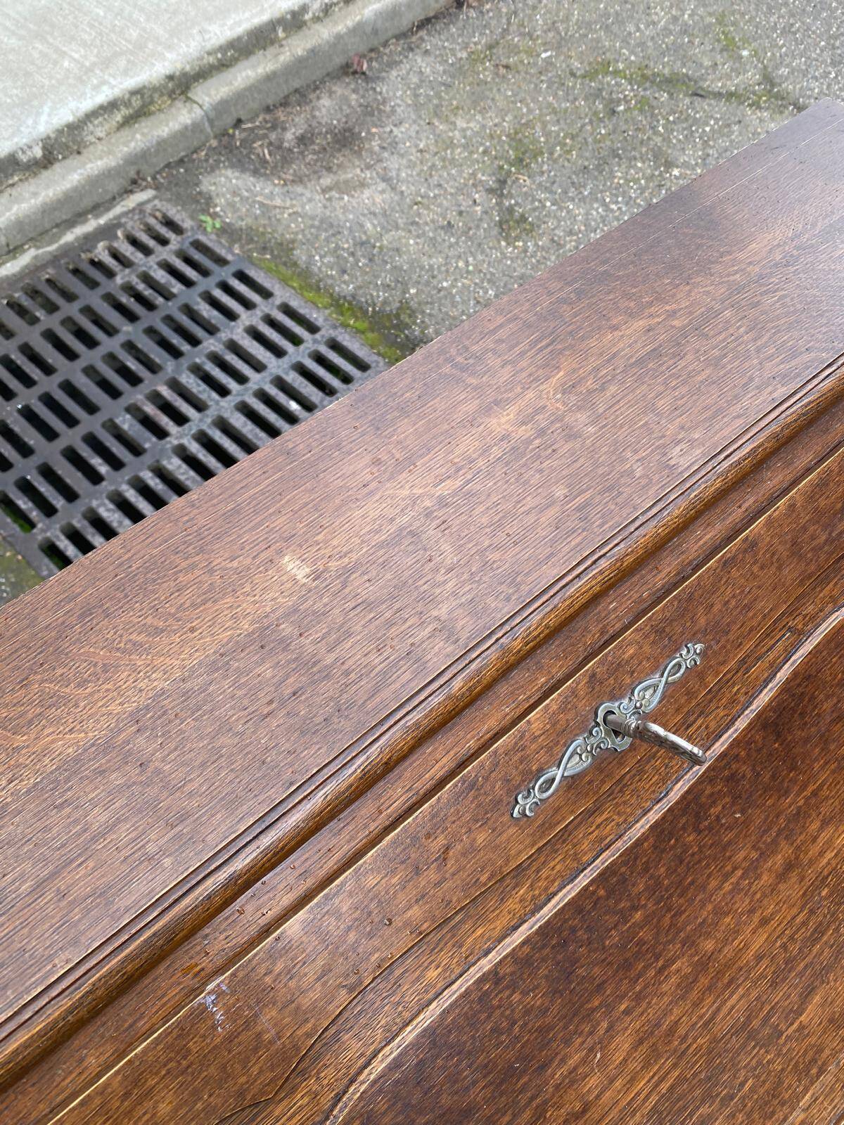 Secretary desk with slanted top and 3 drawers in Louis XV style.