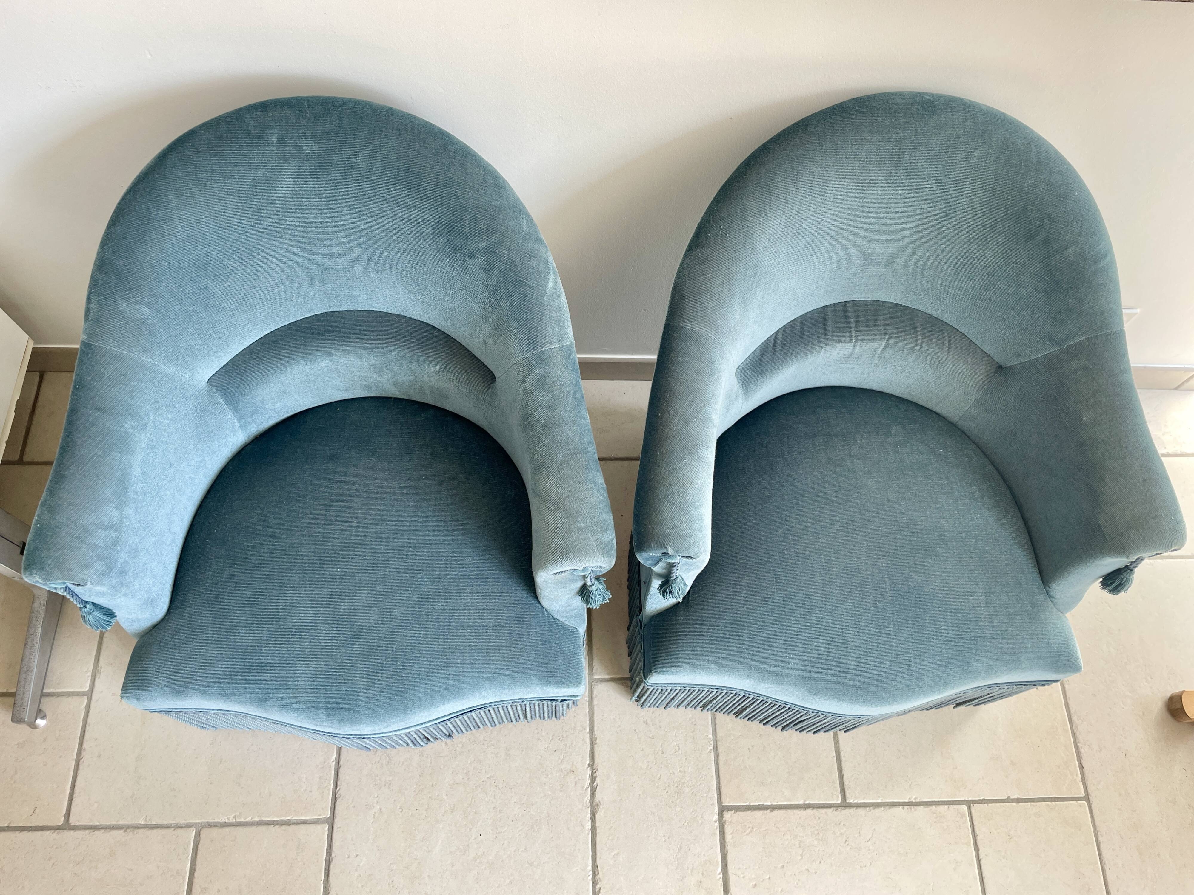 Paire de fauteuils crapauds en velours bleus