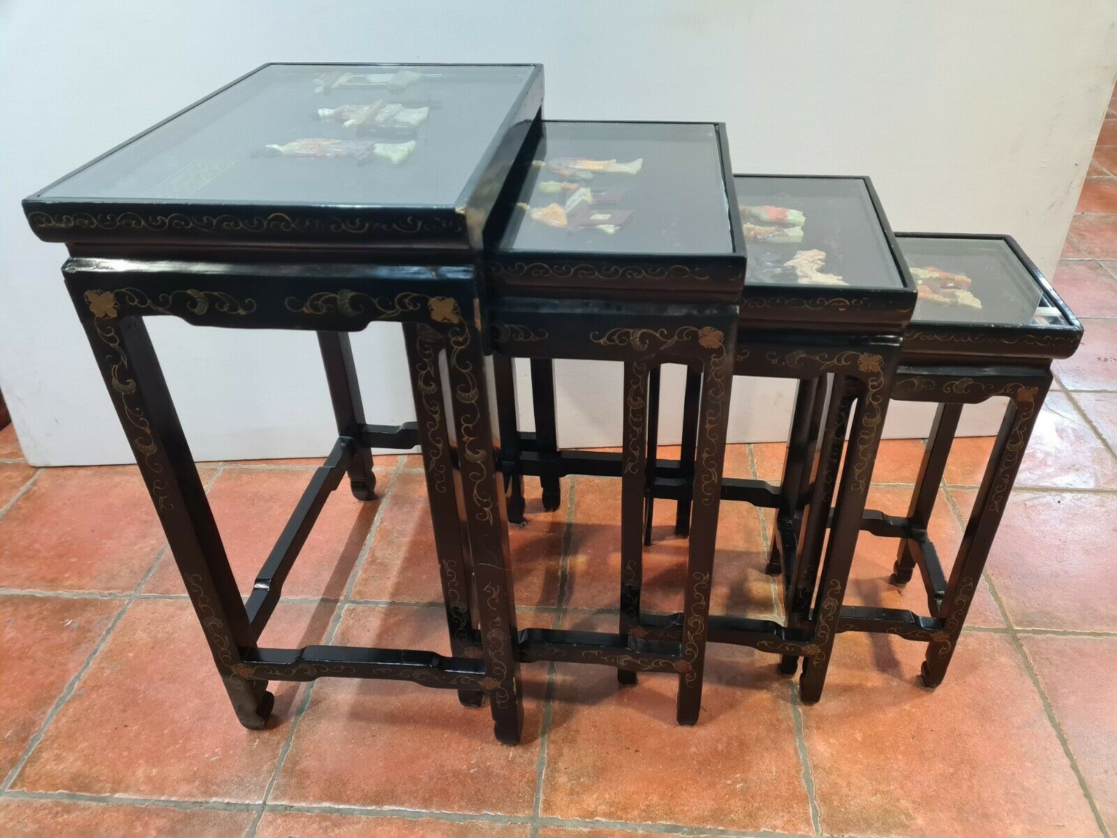 Tables gigognes de style asiatique en bois laqué noir