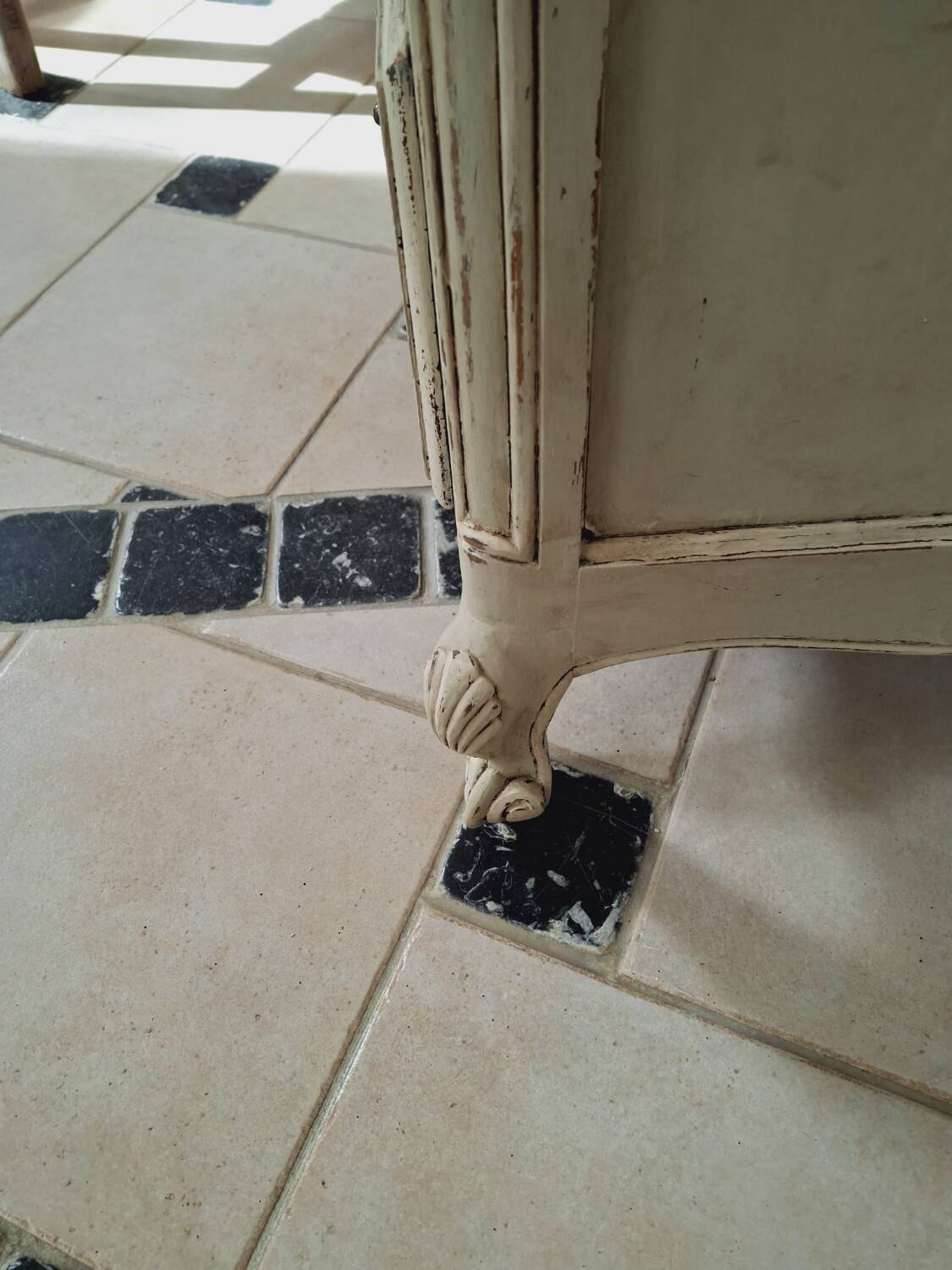 Distressed chest of drawers