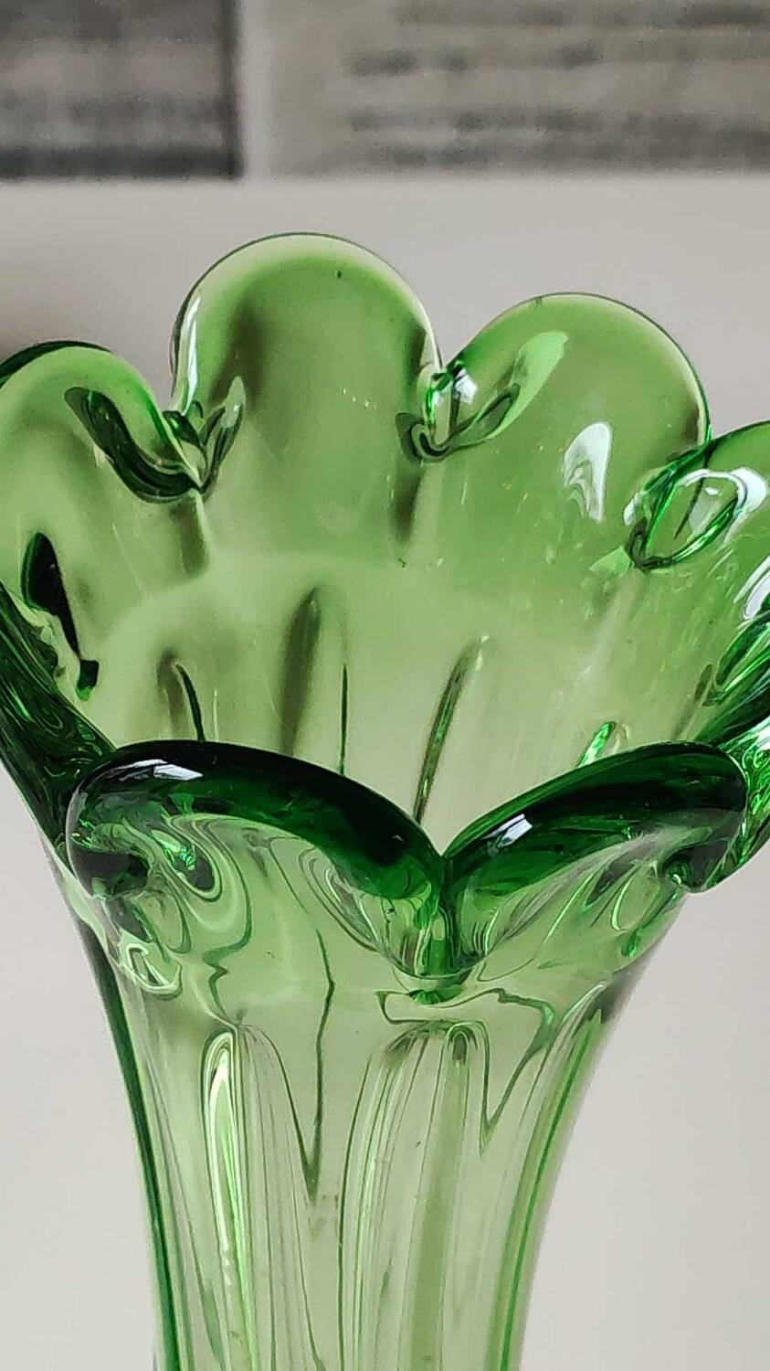 Murano style vase, in art glass. With twisted design/scalloped neck/27 cm