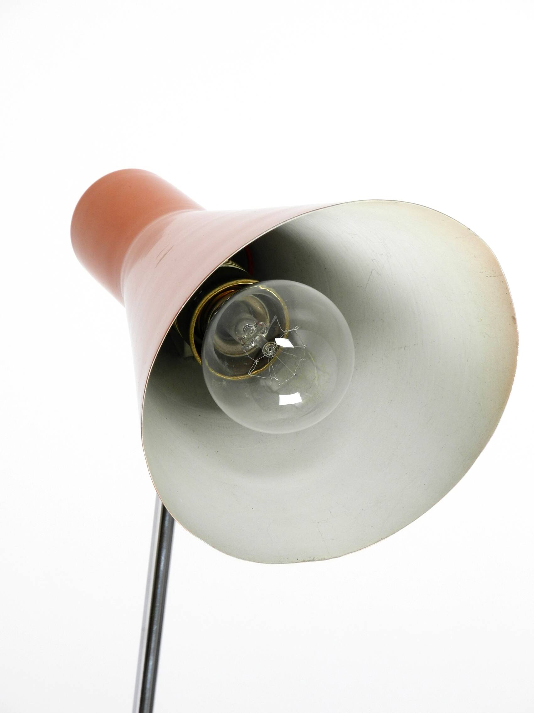 Élégante lampe à pince en laiton de style italien des années 50 avec abat-jour conique rouge.