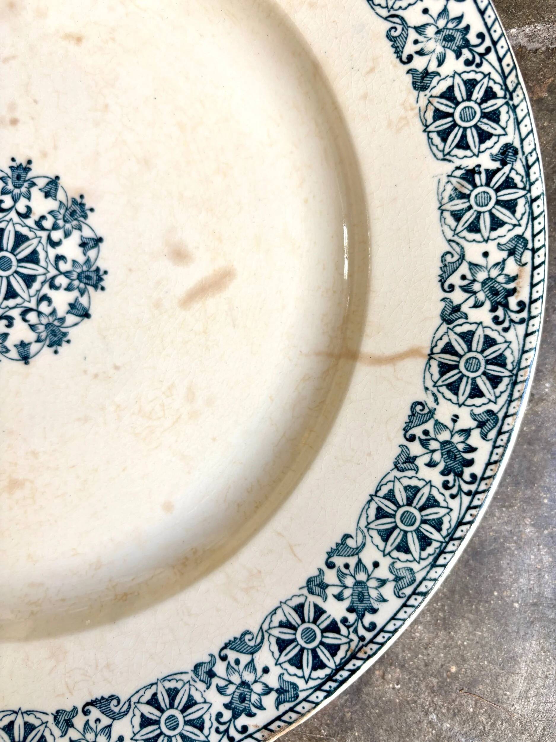 Plat rond Gien en terre de fer, service "Arabesques"