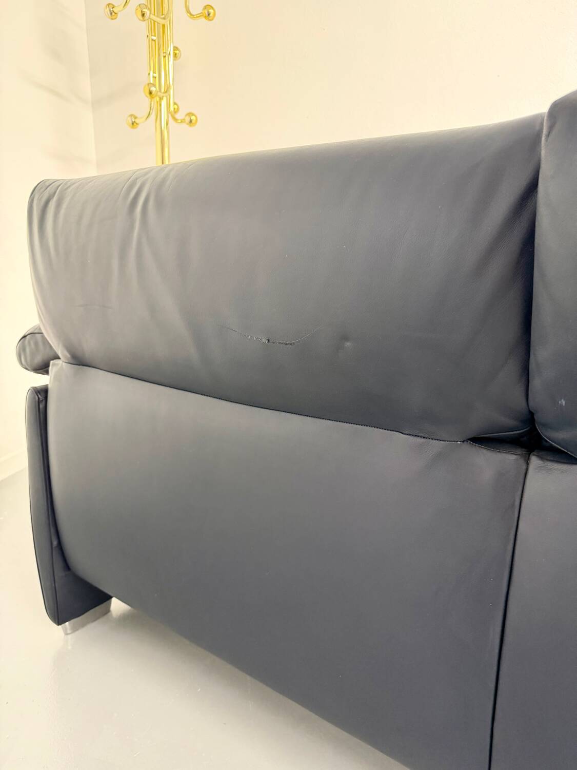 3-seater navy blue leather sofa, design by De Sede DS10, vintage 90s.
